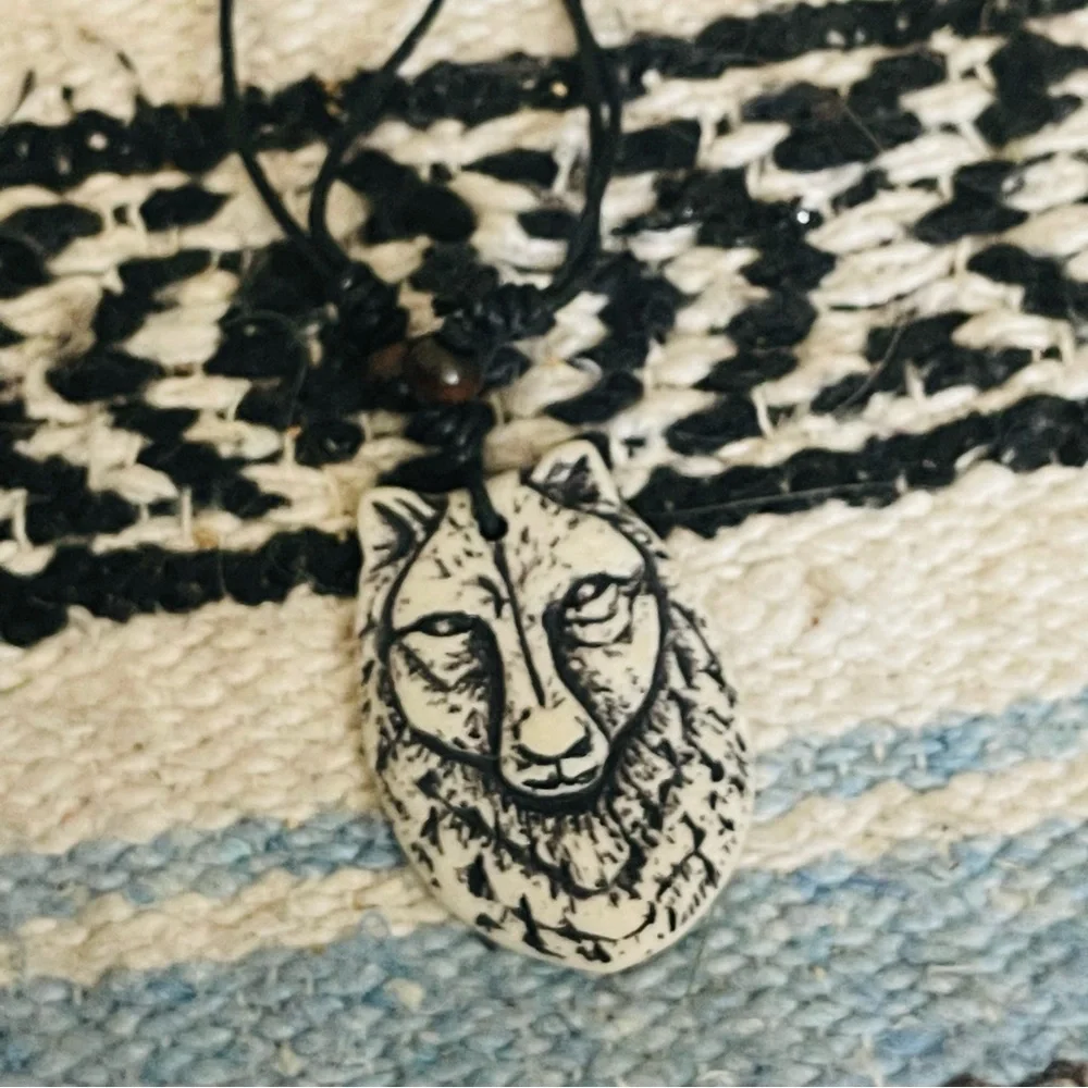 New Unisex Handmade Bohemian Hawaiian Tribal Wolf Amulet Wood & Resin Necklace